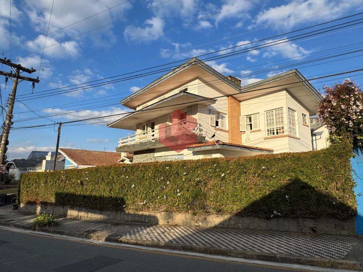 Casa à venda com 4 quartos, 276m² - Vila Fracalanza,Campos do Jordão